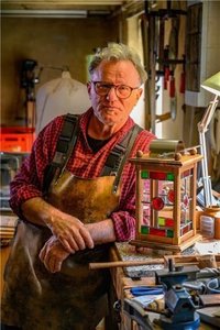 Über uns: Der Laternenmacher in seiner Werkstatt